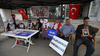 Muş'ta çocukları PKK'lı teröristlerce kaçırılan aileler HDP önündeki eylemlerini sürdürdü
