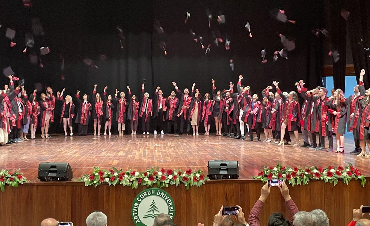Artvin &Ccedil;oruh &Uuml;niversitesi'nde mezuniyet heyecanı
