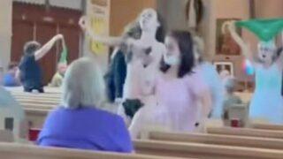 Görenleri şaşırtan protesto! Çırılçıplak kiliseyi bastı, ayin yarıda kesildi