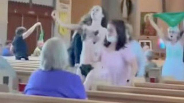 Görenleri şaşırtan protesto! Çırılçıplak kiliseyi bastı, ayin yarıda kesildi