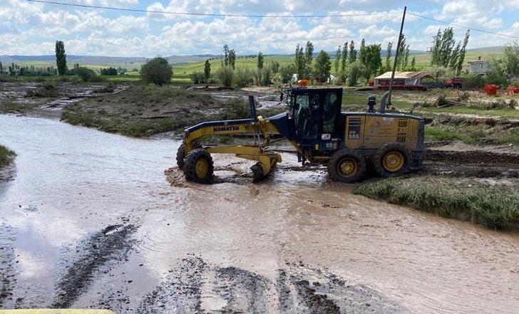 Sivas'ta selden etkilenen köyde temizlik çalışmaları sürüyor G1