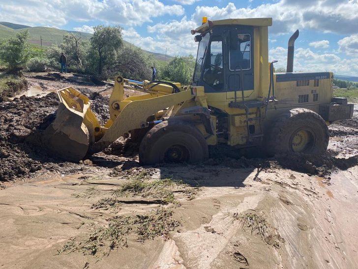 Sivas'ta selden etkilenen köyde temizlik çalışmaları sürüyor G2