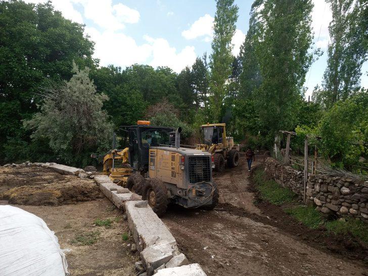 Sivas'ta selden etkilenen köyde temizlik çalışmaları sürüyor G3