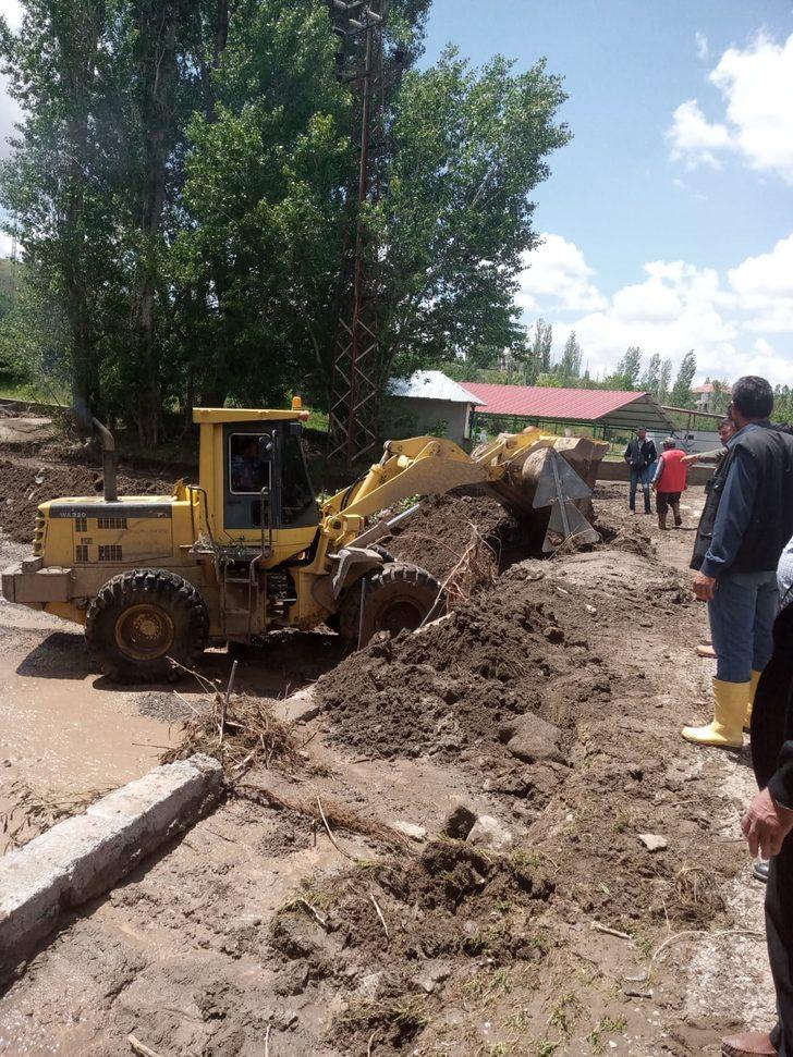 Sivas'ta selden etkilenen köyde temizlik çalışmaları sürüyor G4