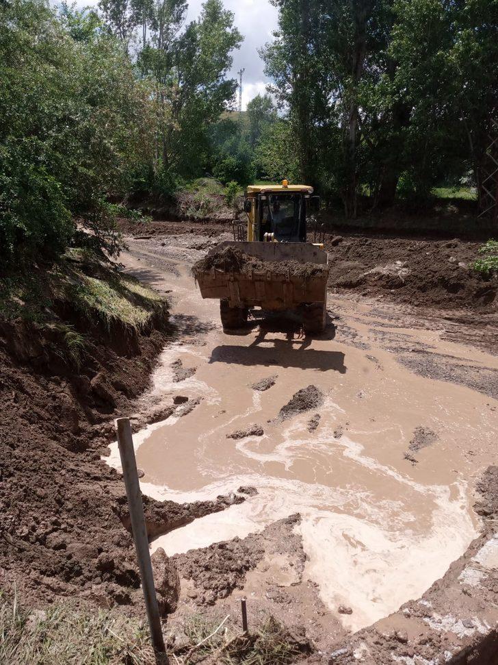 Sivas'ta selden etkilenen köyde temizlik çalışmaları sürüyor G5