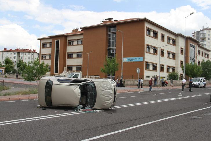 Kayseri'de iki otomobilin çarpıştığı kazada 2 kişi yaralandı G1