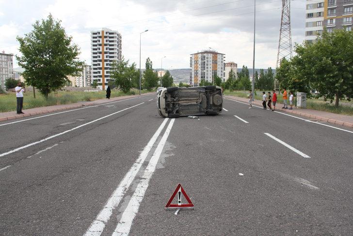 Kayseri'de iki otomobilin çarpıştığı kazada 2 kişi yaralandı G3