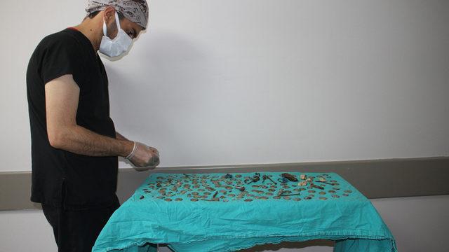 Midesinden çıkanları görenler gözlerine inanamadı! 83 tane 1 lira... Üstelik dahası da var