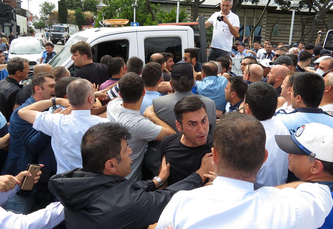 İstanbul'da b&uuml;y&uuml;k gerginlik! İBB zabıtalarıyla &Uuml;sk&uuml;dar zabıtaları yumruk yumruğa kavga etti