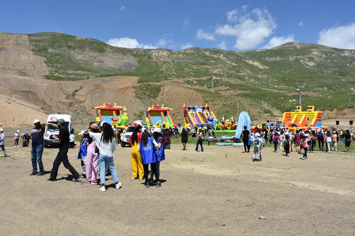 Hakkarili &ccedil;ocuklar karne şenliğinde eğlendi