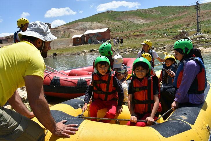 Hakkarili çocuklar karne şenliğinde eğlendi G3