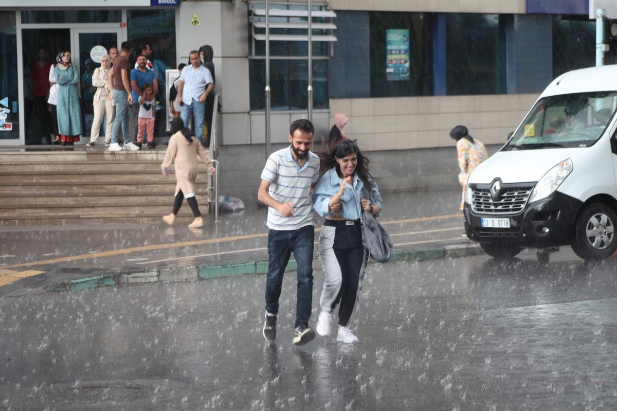 Bing&ouml;l'de sağanak etkili oldu