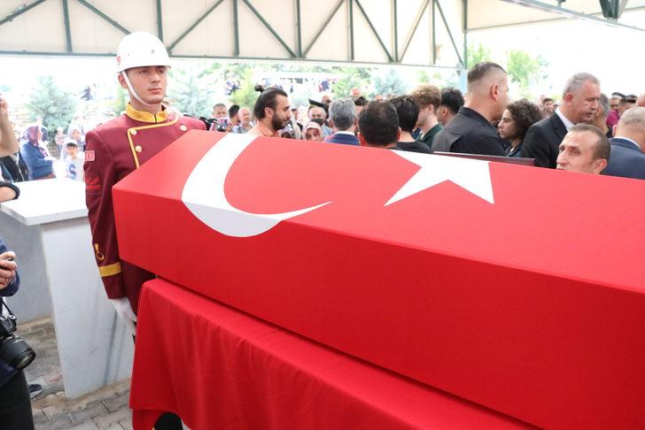 Trafik kazasında yaralanan ve hastanede şehit olan asker, Niğde'de toprağa verildi G2