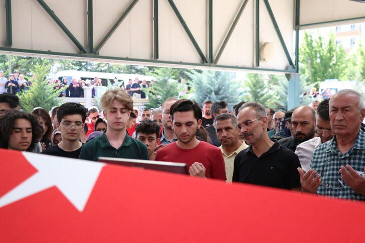 Trafik kazasında yaralanan ve hastanede şehit olan asker, Niğde'de toprağa verildi G5