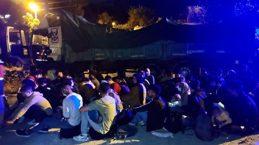 Muğla'da kamyon kasasında 96 düzensiz göçmen yakalandı