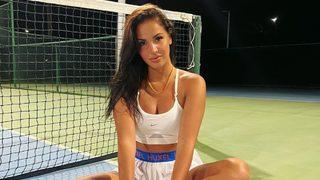 Eski Survivor yarışmacısı Berna Keklikler'den göğüs dekolteli poz!