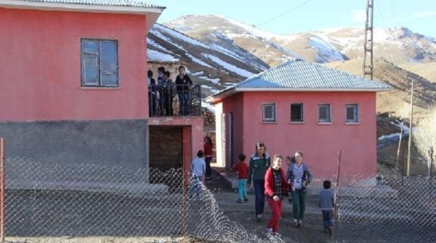 Başkale'de 275 &ouml;ğrenci 40 g&uuml;nd&uuml;r okula gidemiyor