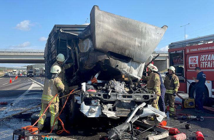 GÜNCELLEME - Sancaktepe'de iki tırın çarpışması sonucu bir kişi öldü G2