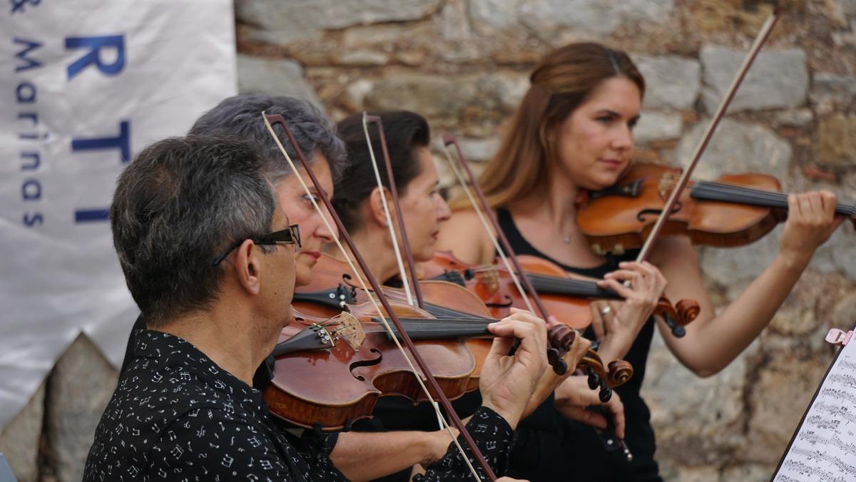 Bizans d&ouml;neminden kalma tarihi kilisenin bah&ccedil;esinde klasik m&uuml;zik dinletisi
