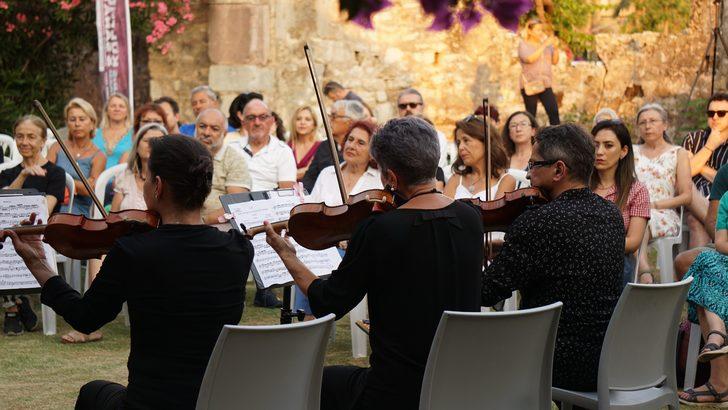 Bizans döneminden kalma tarihi kilisenin bahçesinde klasik müzik dinletisi G2