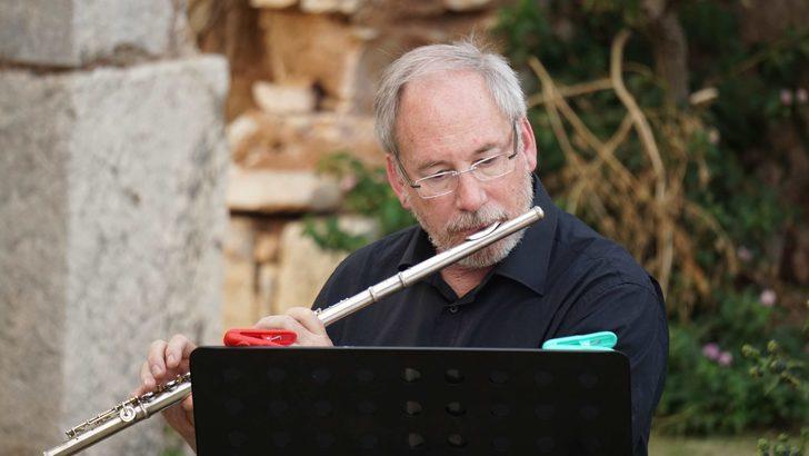 Bizans döneminden kalma tarihi kilisenin bahçesinde klasik müzik dinletisi G3