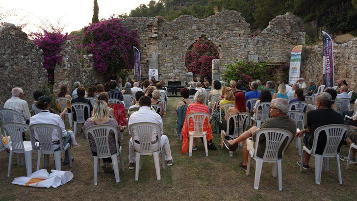 Bizans döneminden kalma tarihi kilisenin bahçesinde klasik müzik dinletisi G4