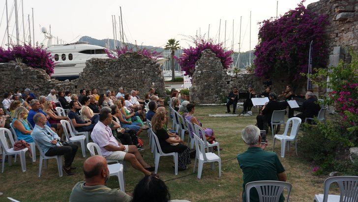 Bizans döneminden kalma tarihi kilisenin bahçesinde klasik müzik dinletisi G5