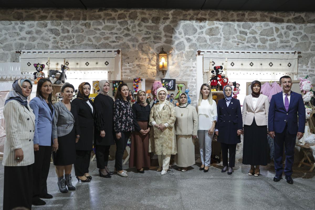 Emine Erdoğan, tarihi Ankara Kalesi'nde a&ccedil;ılan "Ekolojik Sanat" sergisini ziyaret etti