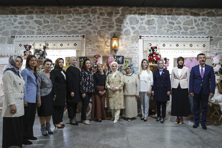 Emine Erdoğan, tarihi Ankara Kalesi'nde açılan "Ekolojik Sanat" sergisini ziyaret etti G1
