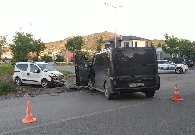 Sivas'ta minibüs ile hafif ticari aracın çarpıştığı kazada 6 kişi yaralandı