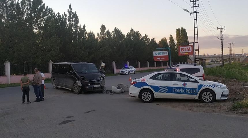 Sivas'ta minibüs ile hafif ticari aracın çarpıştığı kazada 6 kişi yaralandı
