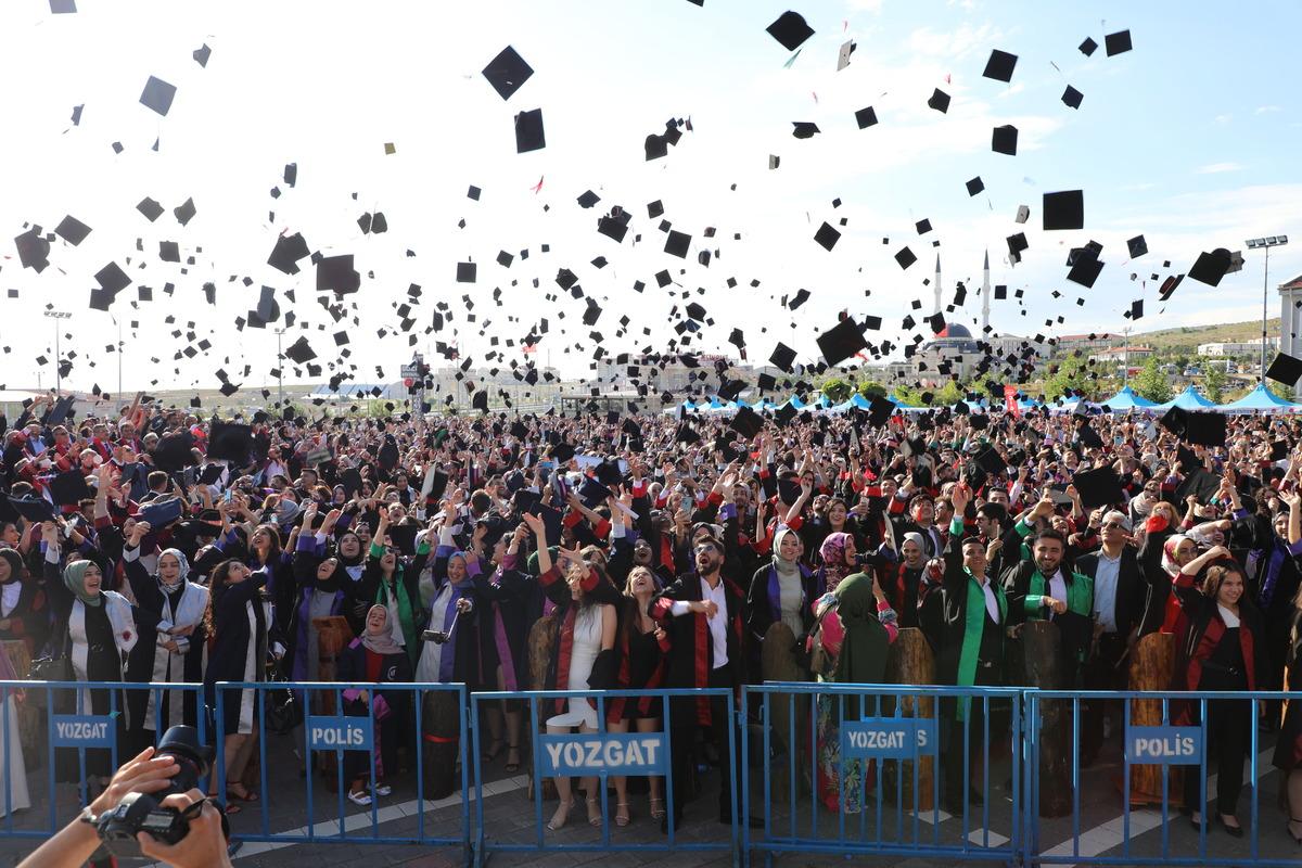 Yozgat Bozok &Uuml;niversitesinde mezuniyet sevinci