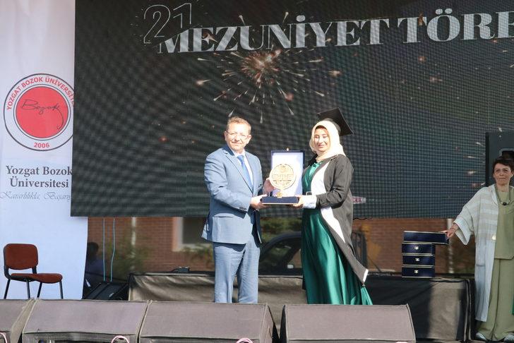 Yozgat Bozok Üniversitesinde mezuniyet sevinci G2