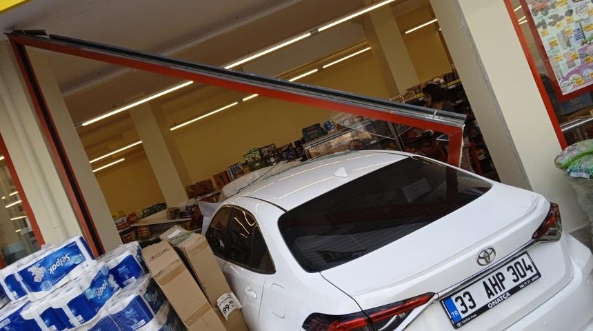 Mersin'de kontrolü yitirilen araç markete girdi