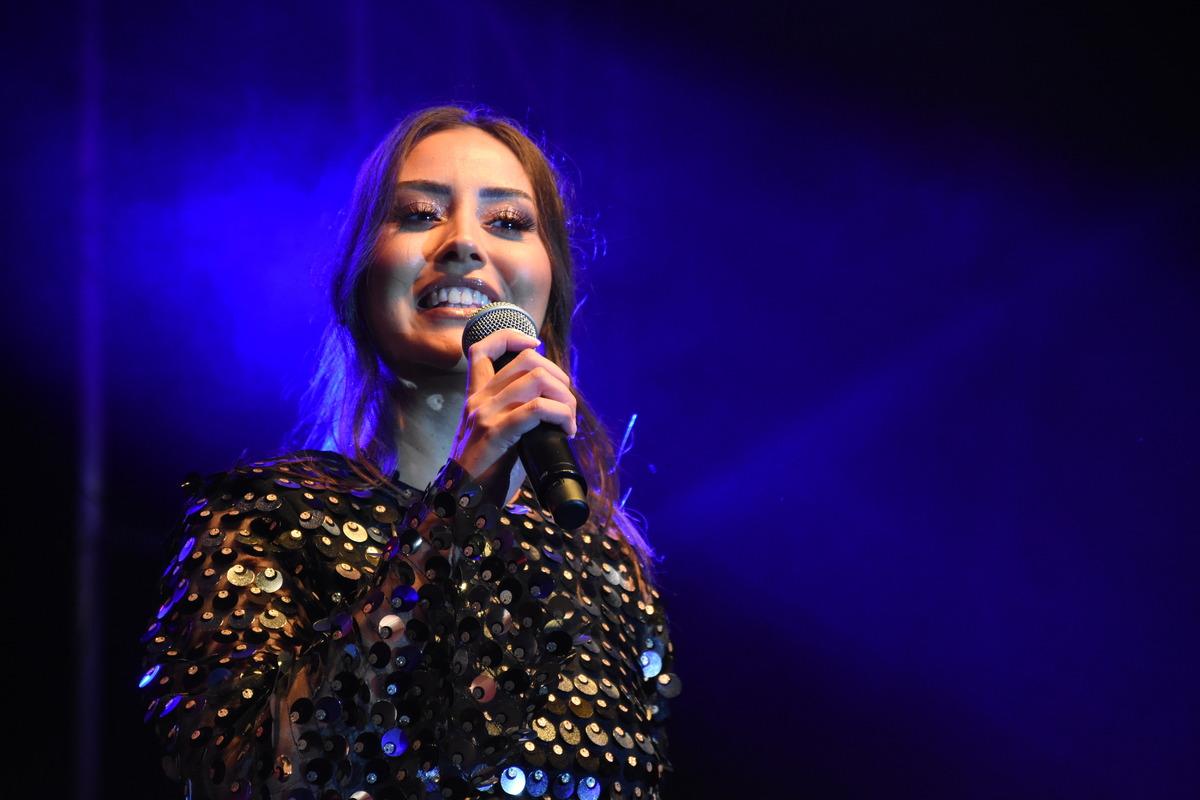 Şarkıcı Hande &Uuml;nsal, Bilecik'te konser verdi