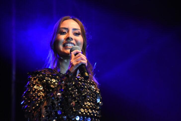 Şarkıcı Hande Ünsal, Bilecik'te konser verdi G1