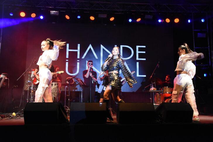 Şarkıcı Hande Ünsal, Bilecik'te konser verdi G3
