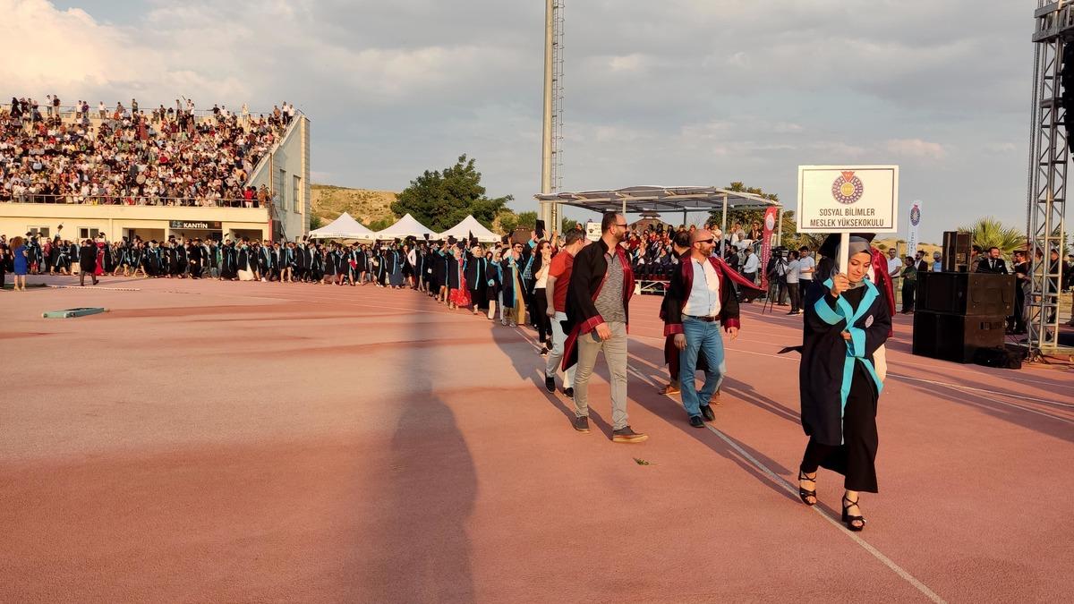 Kahramanmaraş S&uuml;t&ccedil;&uuml; İmam &Uuml;niversitesinde mezuniyet sevinci
