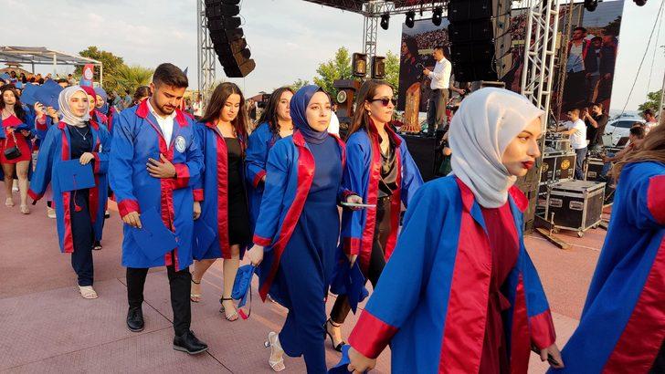 Kahramanmaraş Sütçü İmam Üniversitesinde mezuniyet sevinci G3