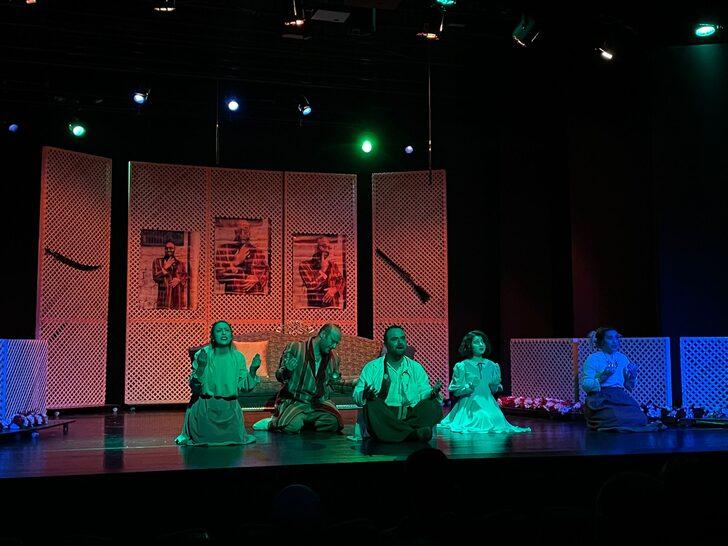 Erzurum'da "Zoraki Tabip" komedi oyunu sağlıkçılar için seyirciyle buluştu G1