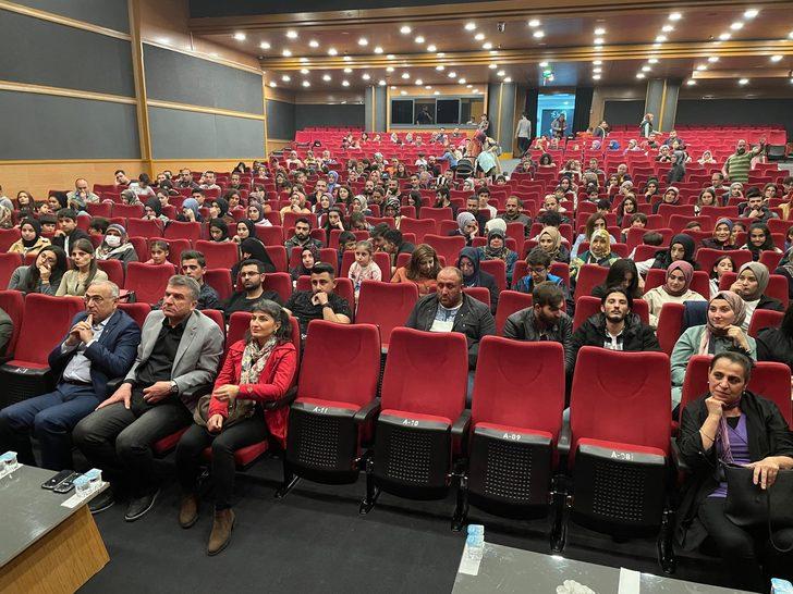 Erzurum'da "Zoraki Tabip" komedi oyunu sağlıkçılar için seyirciyle buluştu G3