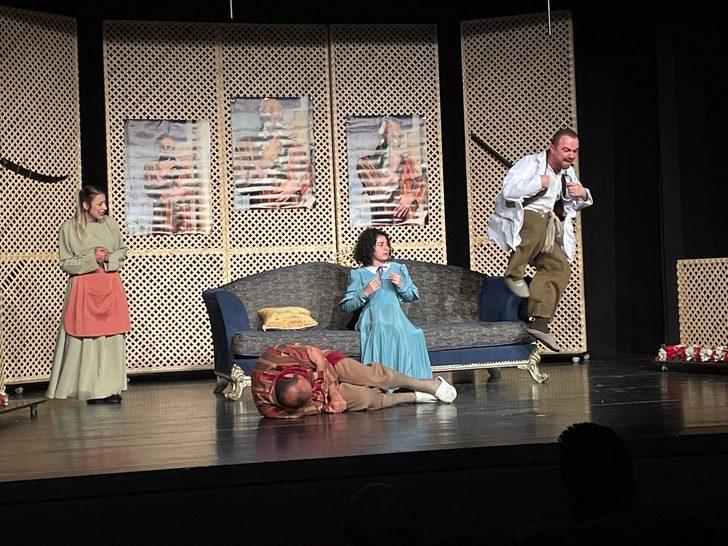 Erzurum'da "Zoraki Tabip" komedi oyunu sağlıkçılar için seyirciyle buluştu G4