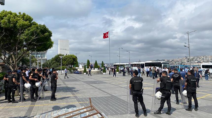 İBB ile Üsküdar Belediyesi zabıta ekipleri arasında arbede yaşandı