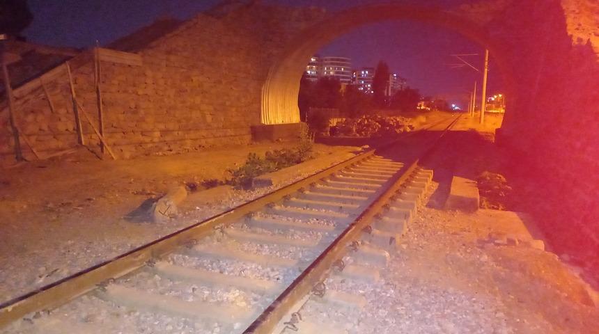 Manisa'da tren rayının yanında özçekim yapan genç kız, vagonun çarpması sonucu yaralandı