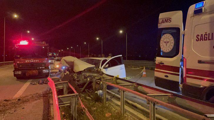 Ankara-Niğde Otoyolu'nda bariyerlere çarpan otomobildeki 2 kişi öldü G5