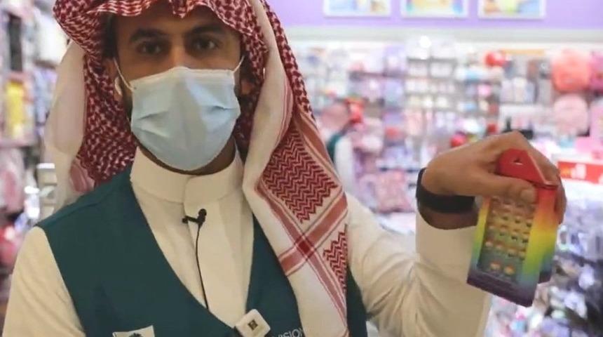 Suudi Arabistan'da g&ouml;kkuşağı renkli oyuncaklar 'eşcinselliği &ouml;zendirdiği' gerek&ccedil;esiyle piyasadan toplanıyor