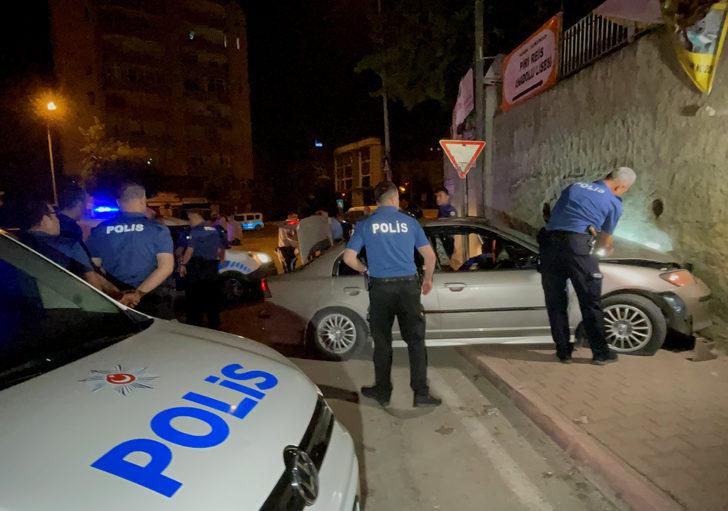 Adana'da polisten kaçmaya çalışan şüphelilerin otomobili duvara çarptı G1