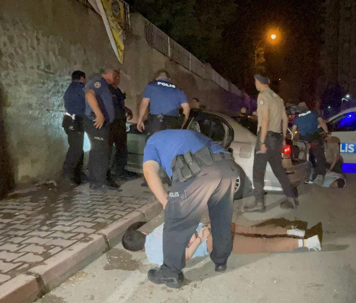 Adana'da polisten kaçmaya çalışan şüphelilerin otomobili duvara çarptı G2