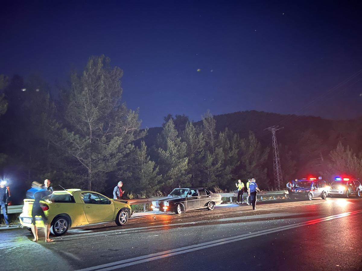Akseki'de bariyerlere &ccedil;arpan otomobildeki 3 kişi yaralandı