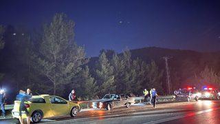 Akseki'de bariyerlere çarpan otomobildeki 3 kişi yaralandı